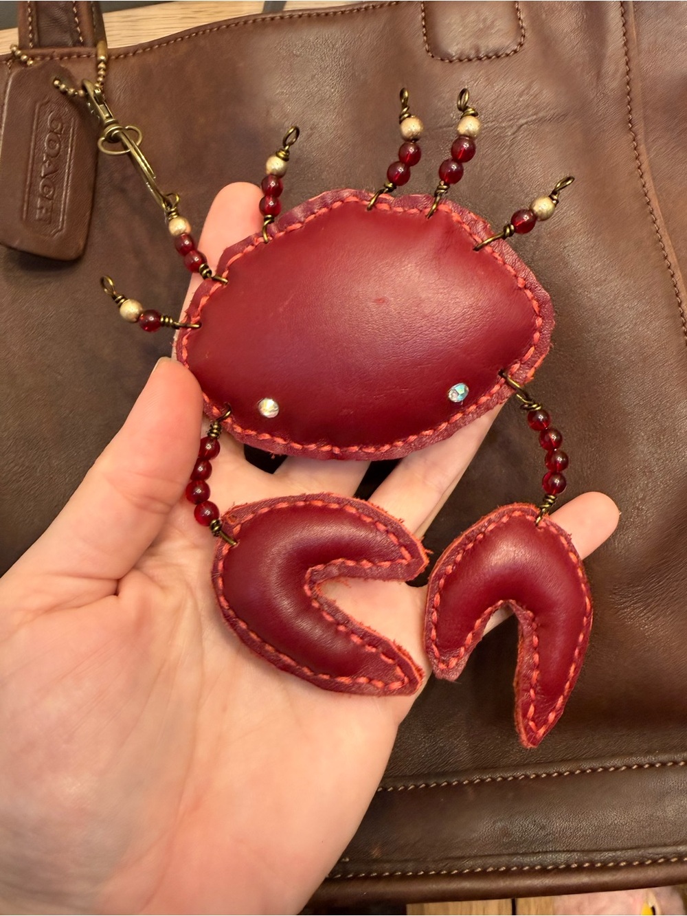 “Garnet” Hand-sewn leather crab Large - Picture 4 of 5